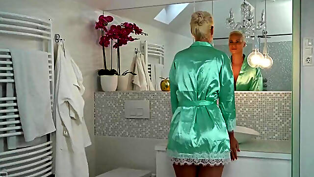 Cute stepmom lured her stepson into the bath with big milkings