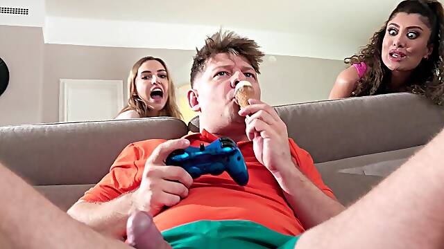 Young bloke smashes his stepsister and his stepmom in a flawless threesome