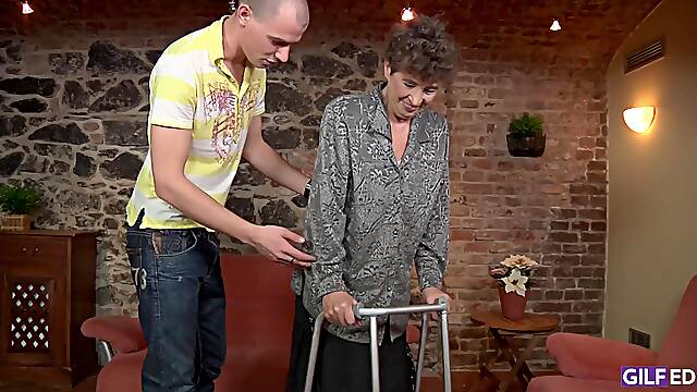 Granny Sotto La Gonna, Nipote Pelosa, Nonna Brutta Pelosa