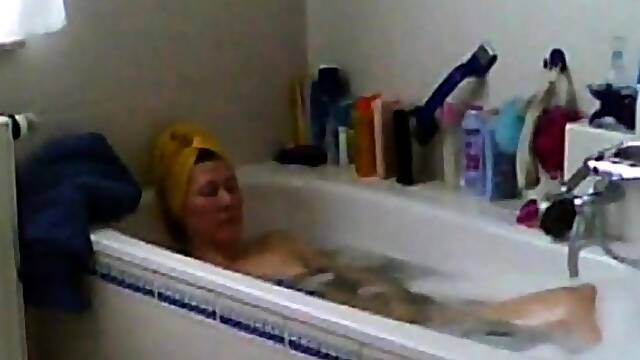 Mom masturbates in bath