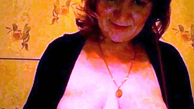 Mature Russian Amateur Irina Shows Off on Webcam