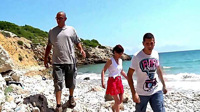 Joycelina enjoys outdoor fuck and a facial with a stranger at the beach