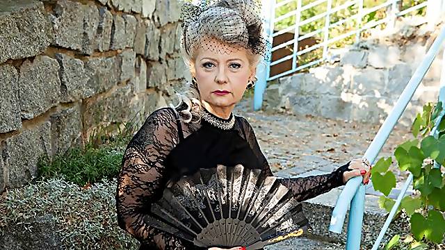 GILF with big bottom Veronigue screwed in the doggy style