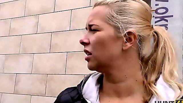 Hunt4k. hunter fängt den richtigen moment ein, um teen blond zu verführen