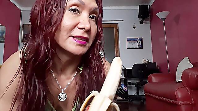 WORKOUT HOT DE ABDOMINALES DE LA DIOSA MILF Y SU BANANA