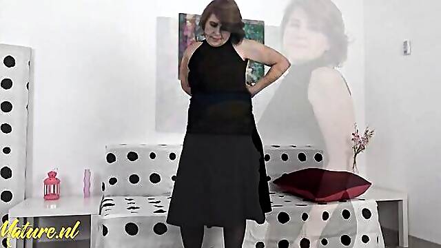 Mature NL Solo - curvy porn
