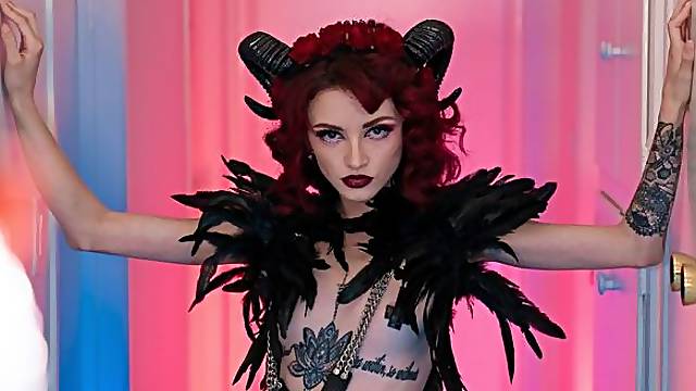 Lola: Gaping Anal, Deepthroat, Squirt!