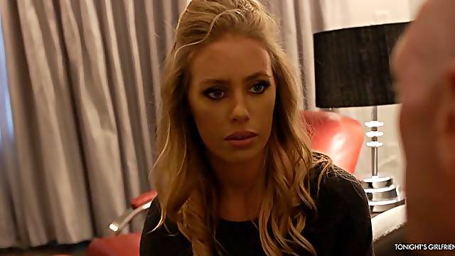 Nuda Sul Letto, Nicole Aniston Calze, Taglio Di Capelli