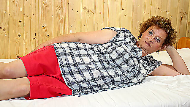 Naughty German Mature Lady Getting Dirty - MatureNL