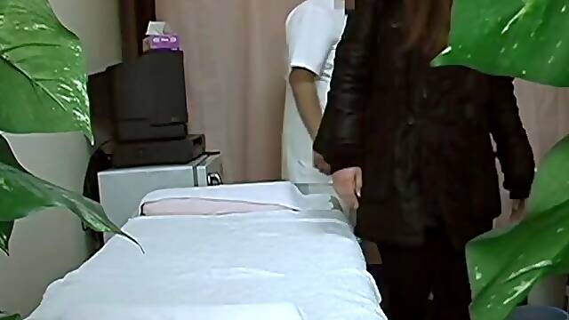 Spy cam in massage room shoots amateur