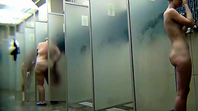 Видео подглядывание в душевой бассейна Видео подглядывание в душевой бассейна