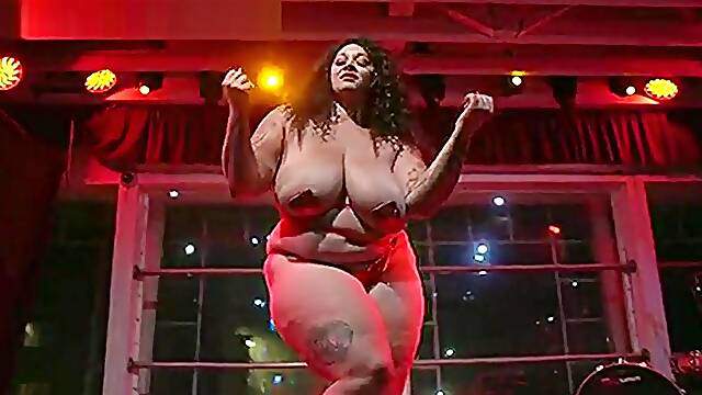 Kiki La Chanteuase Burlesque