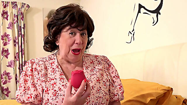 Mature Auntie Trisha fucks her wet pussy