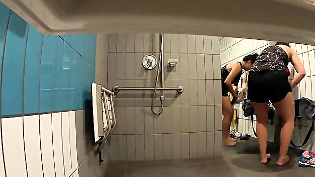 Pilla Follando, Pilla En La Ducha