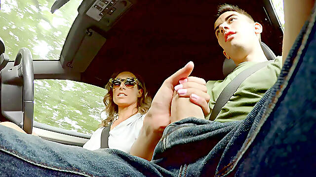 Mama Arrecha, Conduciendo Auto, Con Gafas De Sol