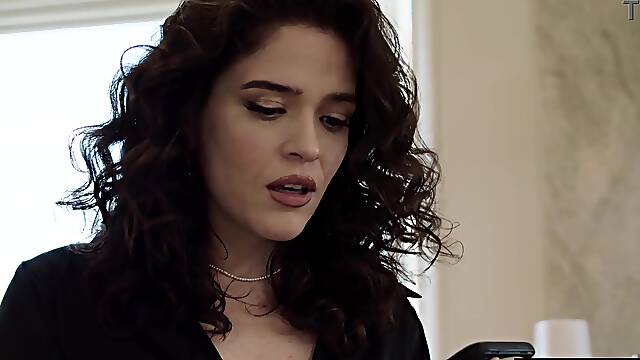 Hung IT called by big booty Latina MILF to get her laptop fixed