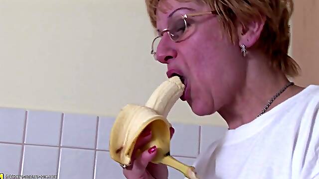 Old bitch screws her stinky wool glazed cunt with bottle