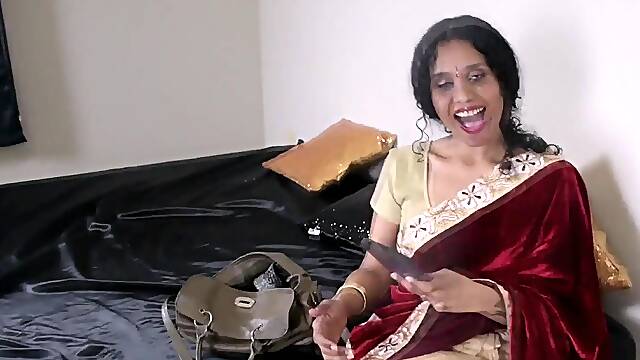 Indian MILF with natural boobs tries to seduce you