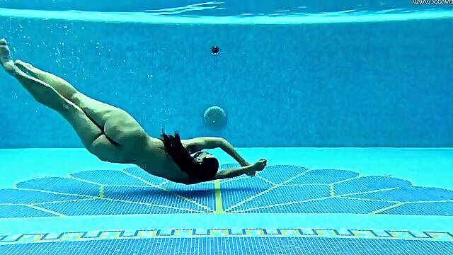 Hot big ass euro milf Sazan underwater erotics