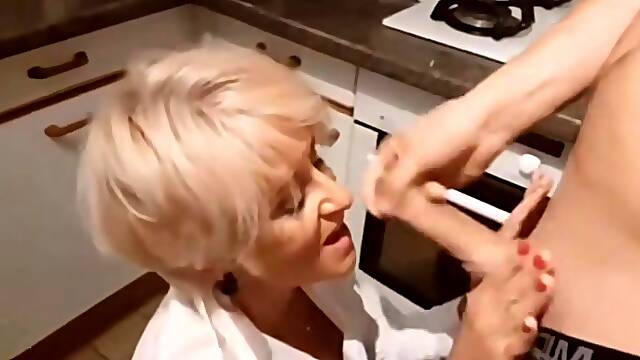 Mamie toulousaine se tape le plombier venu la dépanner