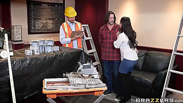 Keiran Lee And Angela White - Burly Worker Licks Bald Pussy Of Chubby Young Housewife