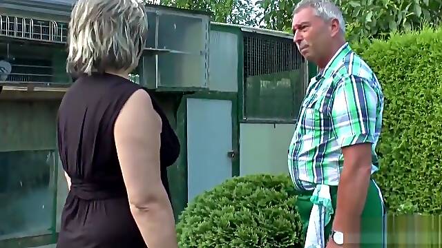 German Allemande, Matures Au Jardin, Papy Et Mamie Francais