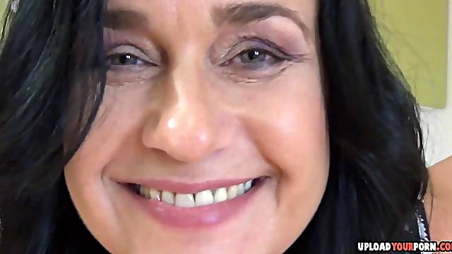 Milf with big cans decided to beat off