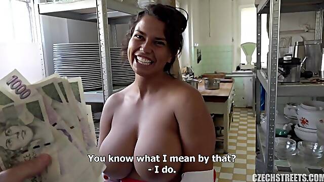 Busty Veronika Peitos Enormes E Mega Clitóris - Monster Tits in POV Reality Sex for Cash