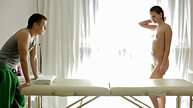 Masseur's customer looks so arousing that he has to bang her pussy!