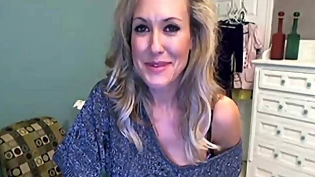 Brandi Love Dildoing Her Juicy Pussy
