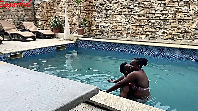 Squirting In Piscina, Milf In Vacanza, Buon Anno