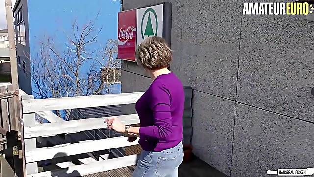 Hausfrau Ficken - Cheating Housewife Seduces the Neighbor - AmateurEuro