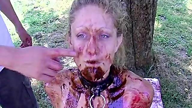 Perverse Food Sklavin sie schluckt mehr als dein 3er BMW