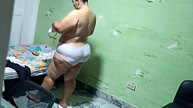 I spy on my mommy in law while she gets clothed