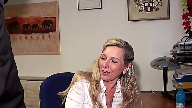 DEEP ANAL FOR GERMAN MATURE JENNY IN STOCKINGS AT WORK