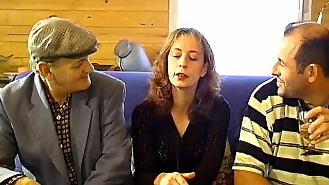 Sophie petasse a la chatte poilue baisee par un copain
