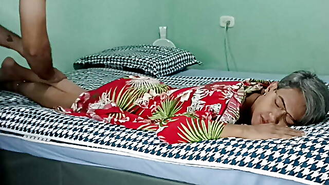 My perverted stepmother is exhausted and I give her a massage with a delicious fuck