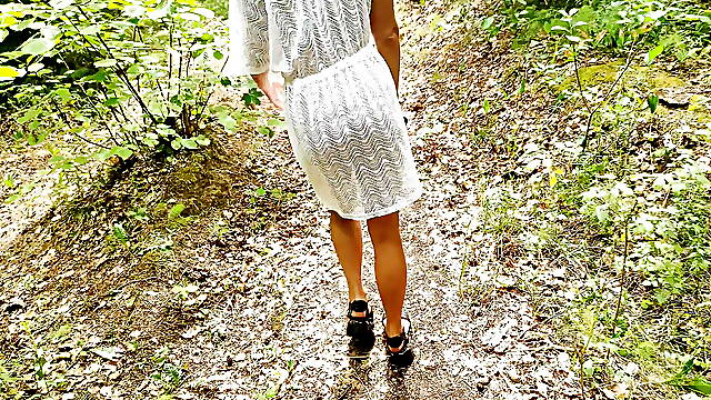 Married MILF lagged behind the tourist group and wanted to be fucked right on the forest path.