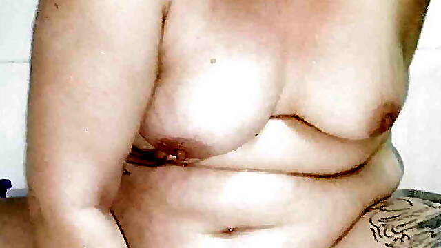 Sexywifedd fucking her new tentacle dildo in the shower 