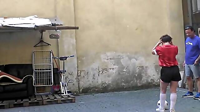 A football between the balls (Full movie CentoXCento)