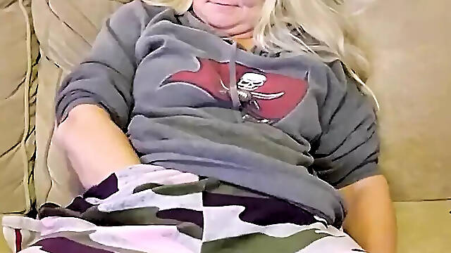 Sexy MILF Shaves Her Pussy Then Masturbates!