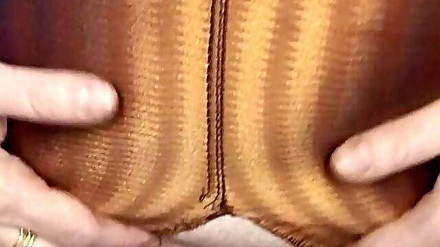 Stepmother notices that pants tore at the gym but were without panties. + Videos leave in the comments!!!!