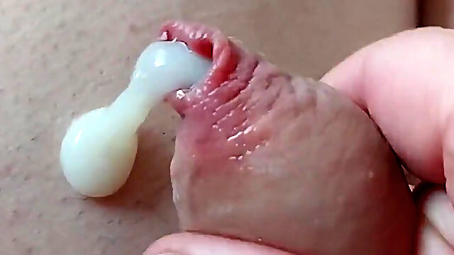 Naked Sissyclit Cumshot