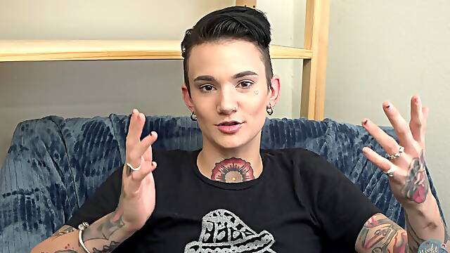 Pornstars sharing: When to reveal being a porn star during encounters?