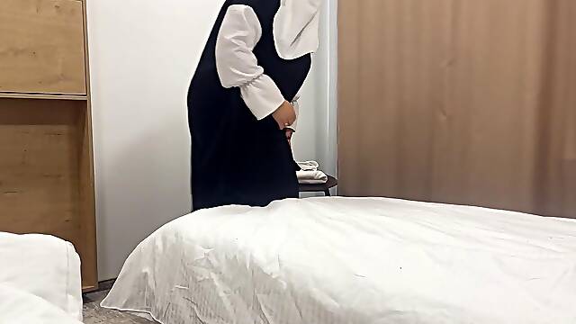 Seductive Arab maid in hijab seduces a hotel guest in his room