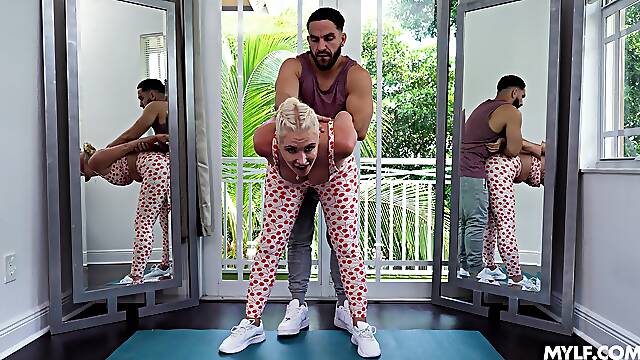 Sporty MILF treats herself with a proper cock in hardcore experience