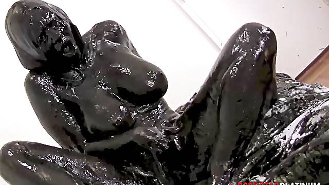 PORNSTARPLATINUM - Mindi Mink pussy play after painting herself black