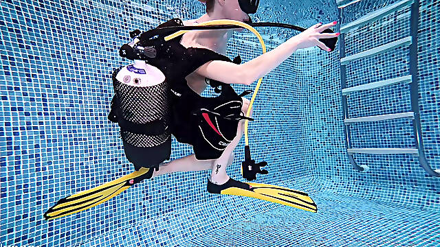 Lucy's Naked Scuba Wank Underwater Orgasm
